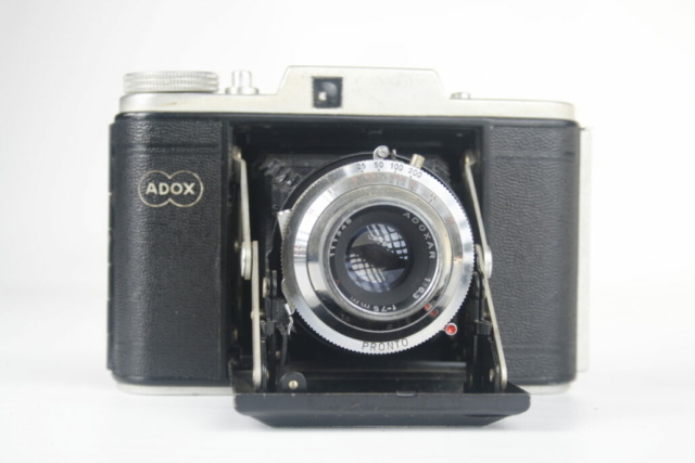 Adox Golf klapcamera. Pronto. 1954-59. 120 film. 6×6. Duitsland.