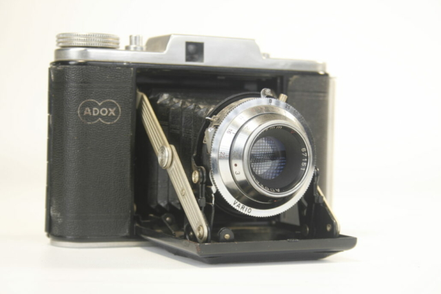 Adox Golf klapcamera. Model 63. Vario. 1954-59. 620 film. 6×6. Duitsland.