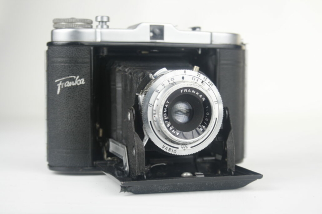 Franka Solida 1. Viewfinder klapcamera. 1952. 6×6. 120 film. Duitsland.