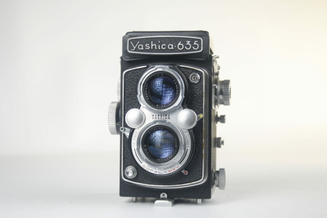 Yashica-635 Ca 1958 TLR camera 6x6