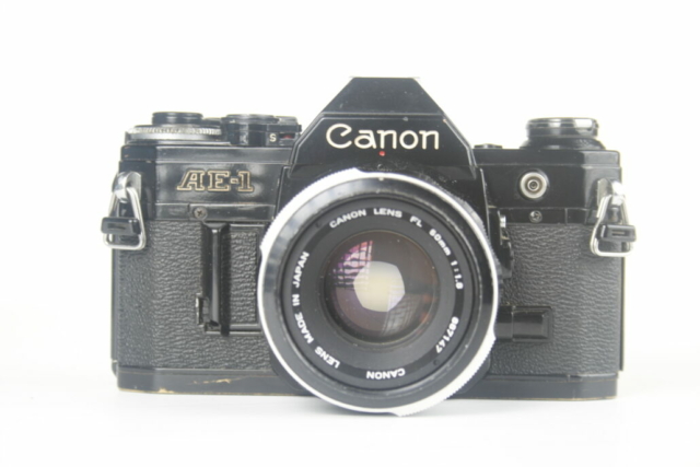 Canon AE-1 35mm SLR  camera. zwart. 1976. Japan.
