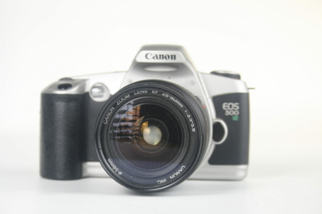 Canon EOS 500N 35mm SLR camera. Noord Europa. (EOS Rebel G America, New EOS Kiss Japan). 1996. Japan.
