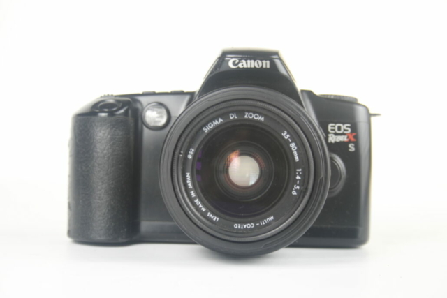 Canon EOS Rebel X S 35mm SLR camera. Noord America. (EOS 500 Europa, EOS Kiss Japan). 1993. Japan.