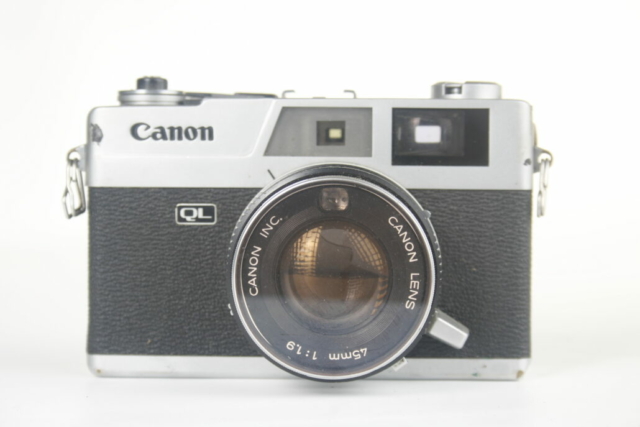 Canon Canonet QL19 Ca. 1965. rangefind camera. Japan