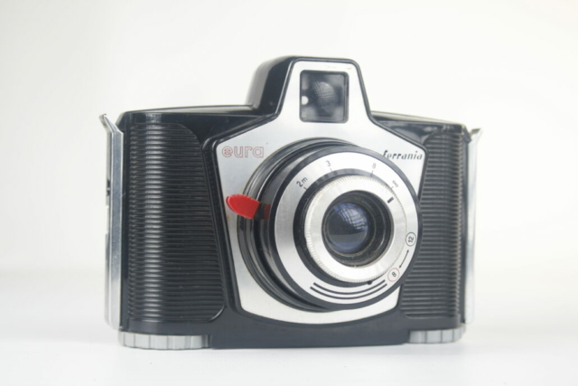 Ferrania Euro plastic box camera. 120 rolfilm. 1960. Italie.