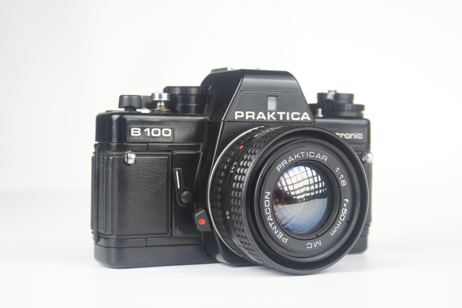 Praktica B 100 electronic. 35mm SLR camera. 1981-1982. Oost-Duitsland (DDR).