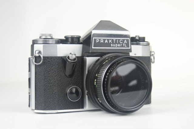 Praktica Super TL. 35mm SLR camera. 1968-1976. Oost-Duitsland (DDR).
