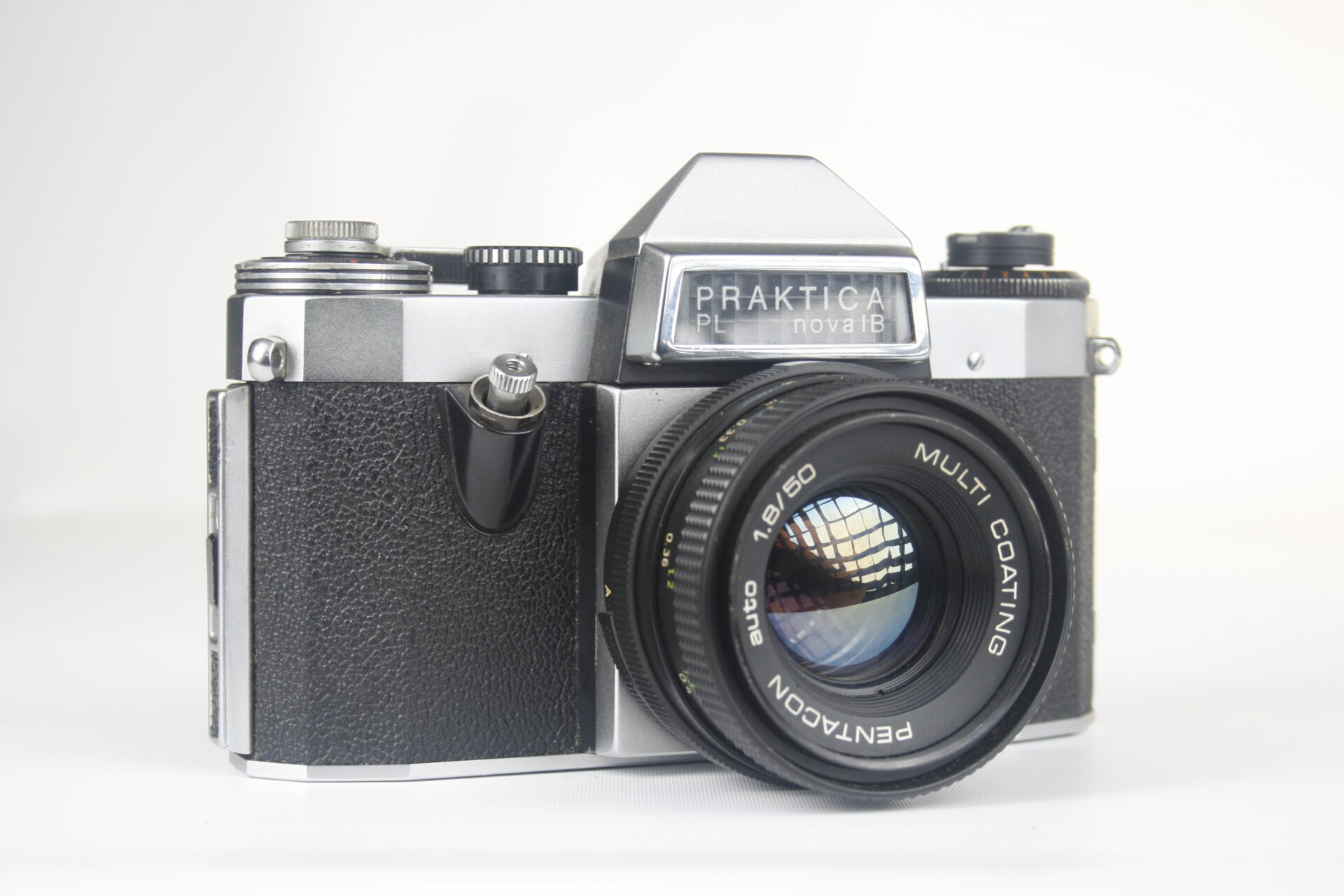 Praktica PL nova IB. 35mm SLR camera. 1967-1975. Oost-Duitsland (DDR).