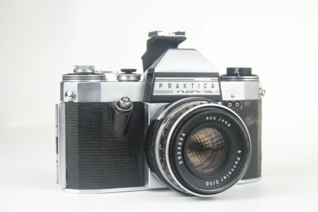 Praktica Nova. 35mm SLR camera. 1964-1967. Oost-Duitsland (DDR).