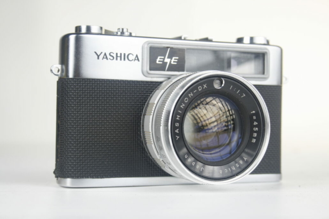 Yashica Minimatic EL Rangefinder camera. 35mm film. 1967. Japan.