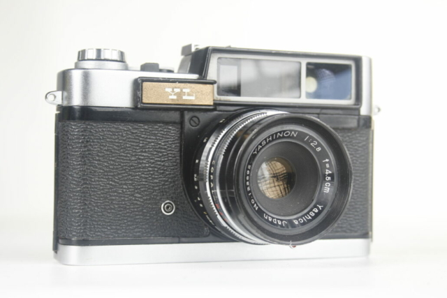 Yashica YL. Rangefinder camera. 35mm film. 1959. Japan.
