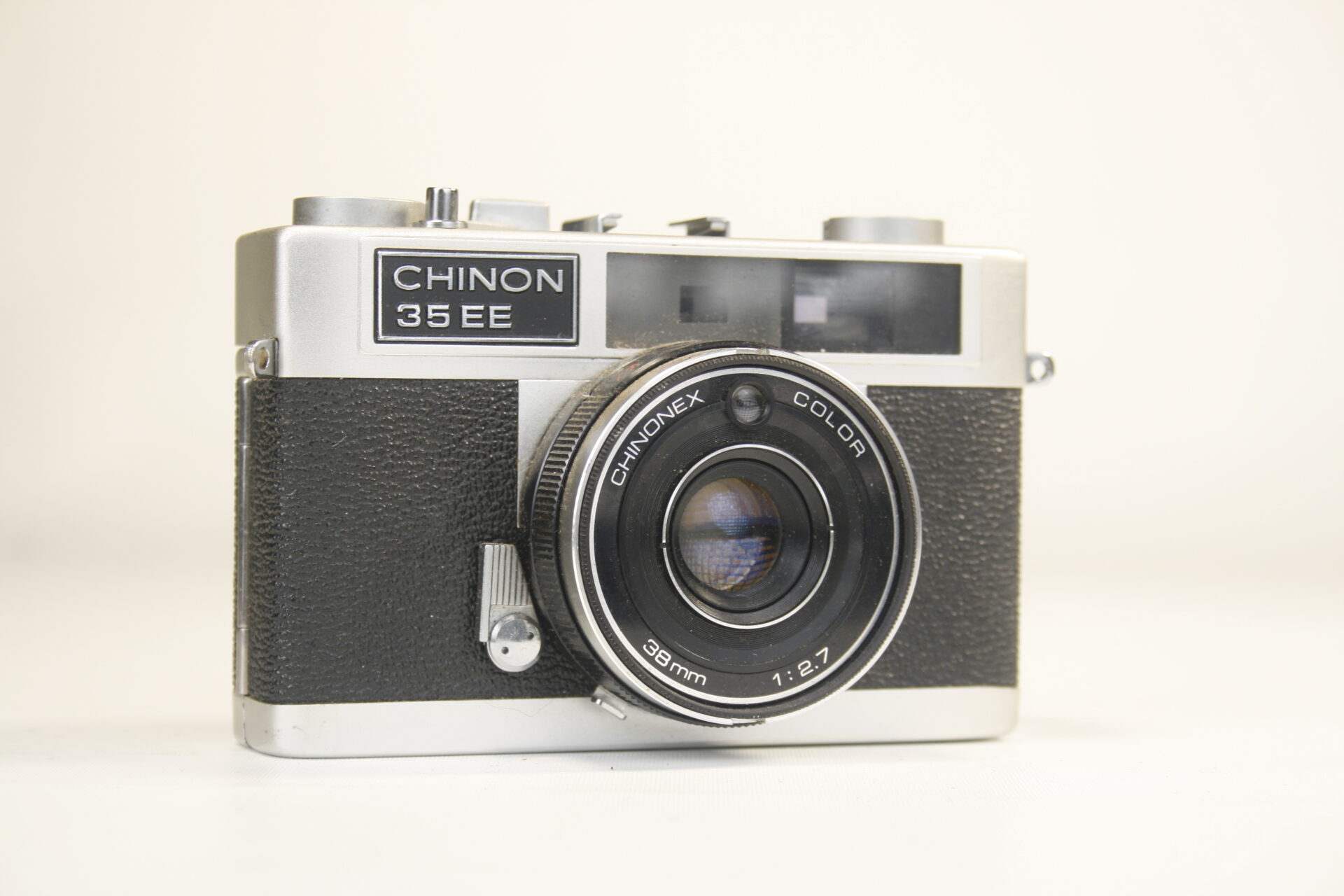 Chinon 35 EE. 35mm compact rangefinder camera. Ca. 1976. Japan.