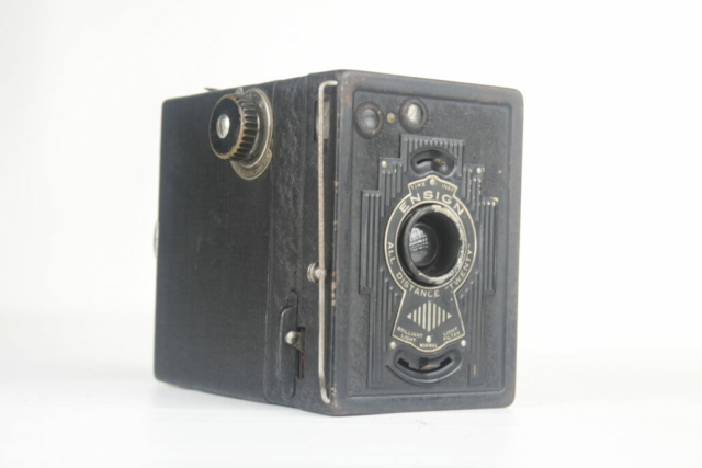 Ensign All distance Twenty box camera. 120 film. 1936. Engeland