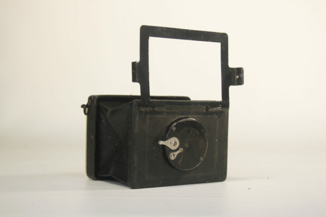 Ernemann Erni. Boxc camera. 4.5×6, 6.5×9, 9x12cm platen of film packs. 1924-1926. Duitsland