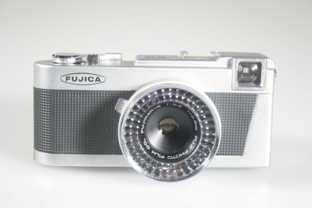 Fuji Fujica Rapid S2. Viewfinder camera. 35mm. Halfframe. 1965. Japan
