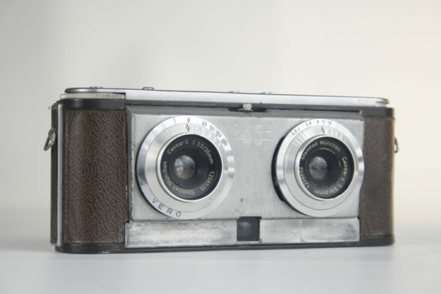 Iloca Realist 45. 15-16 Stereo paren op een 20 negatieven film en 28-29 Stereo paren op een 36 negatieven film. 1955. Duitsland