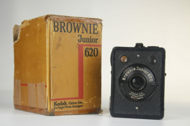 Kodak Brownie Junior 620. 620 Film Boxcamera. 1933-1936. Duitsland 2