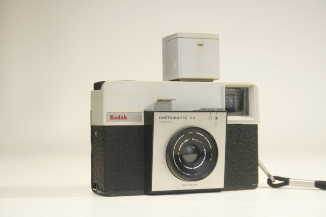 Kodak Instamatic 25. Viewfinder camera. Kodapak film cartridges. 1966-1972. Engeland en Spanje