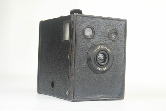 Kodak Six-20 Brownie Junior. 620 Film Box camera. 1934-1938. Engeland