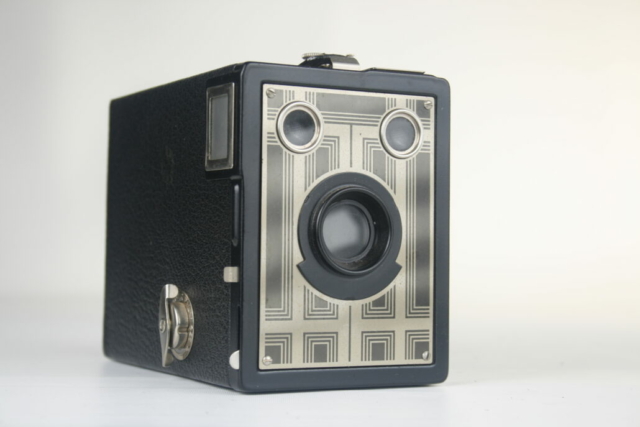 Kodak Six-20 Brownie Junior. 620 Film Box camera. 1934-1942. USA