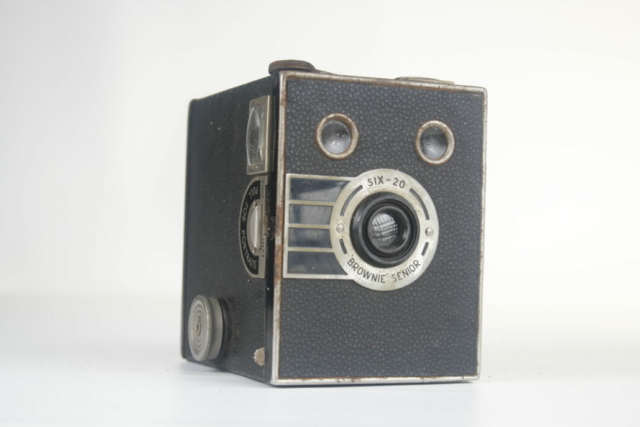 Kodak Six-20 Brownie Senior. 620 film camera. Ca.1939-1940. USA.
