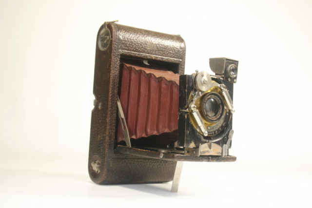 Kodak balgcamera met Anastigmat Symetrique. Verax lens.