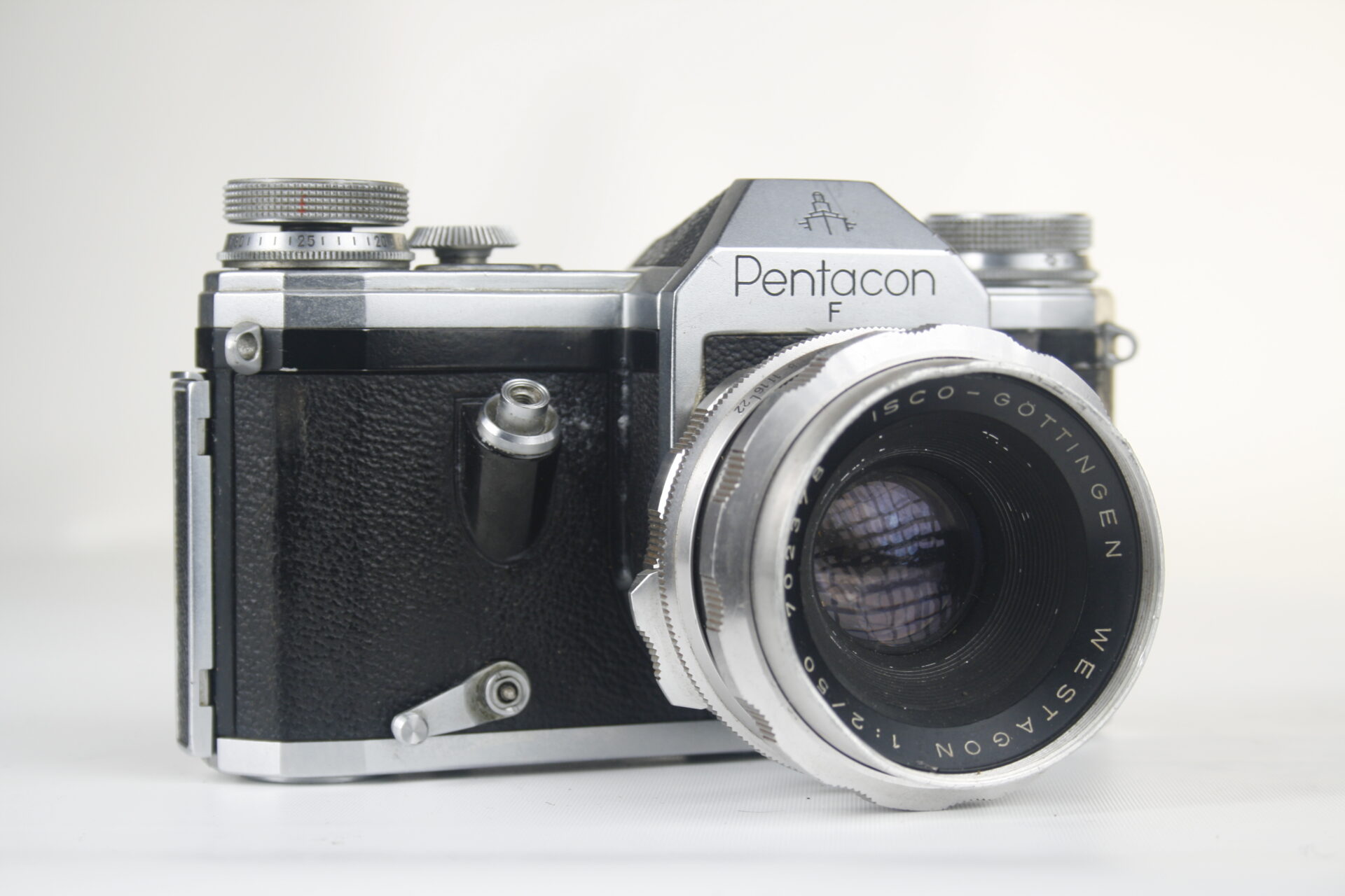 Pentacon F. (export model van de Zeiss Ikon Contax F) 35mm SLR camera. 1956. Oost Duitsland.