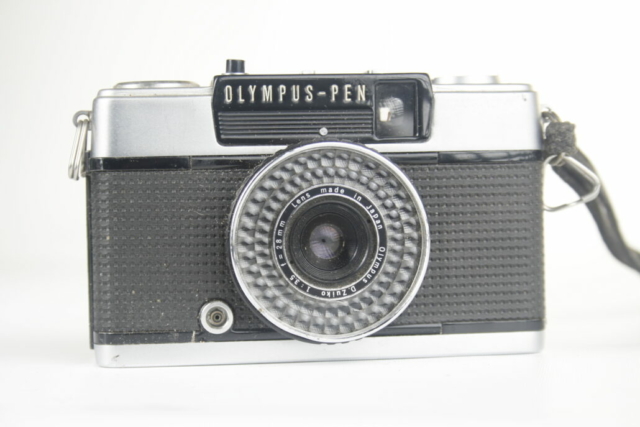 Olympus-Pen EE-2. 35mm camera. zwart. 1968-1977. Japan.