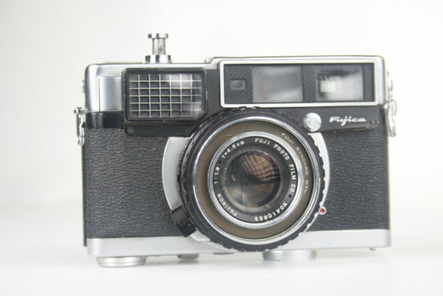 Fujica 35-EE. 35mm rangefinder camera. 1961. Japan.