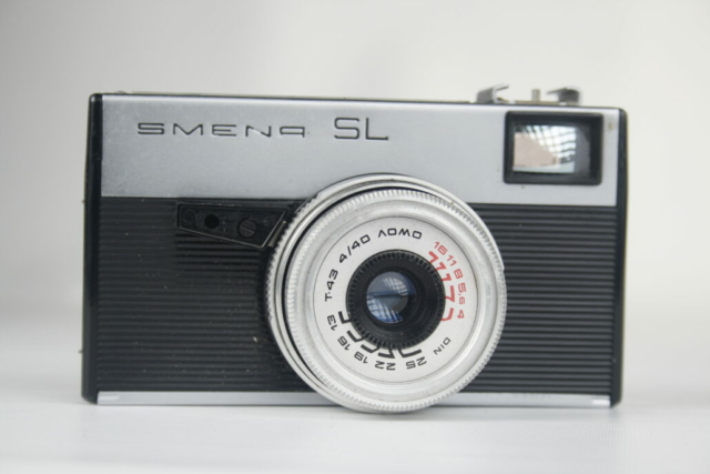LOMO Smena SL maakt twaalf foto's op 35mm film. 1977. USSR.
