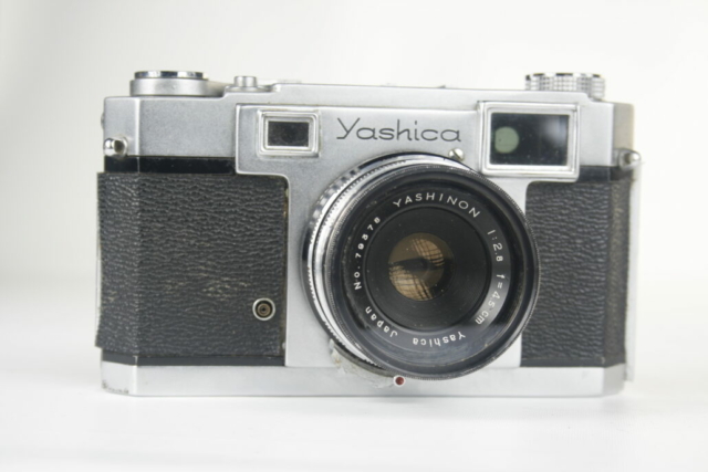 Yashica 35. 35mm rangefinder camera. 1958-1960. Japan.