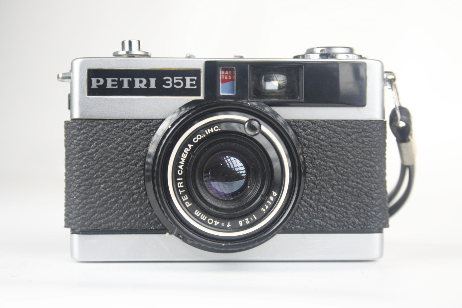 Petri 35E. 35mm rangefinder camera. 1975. Japan.