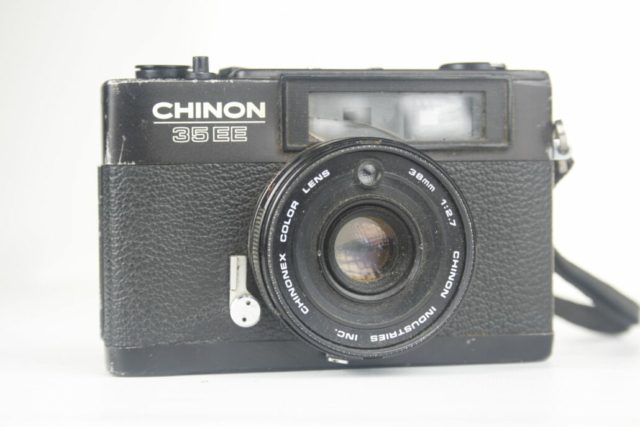 Chinon 35 EE. 35mm compact rangefinder camera. Zwart. Ca. 1976. Japan.