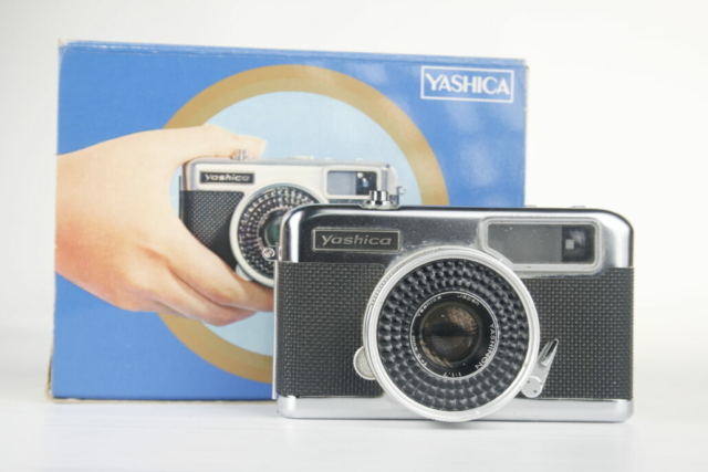 Yashica Half 17 Rapid. 35mm. Halfframe viewfinder camera. 1965. Japan.