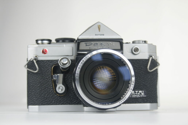 Petri Penta V. 35mm SLR camera. Ca. 1960. Japan.