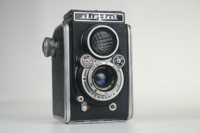 Ferrania Elioflex 2. 6x6.  Pseudo TLR camera. 1952. Italie.