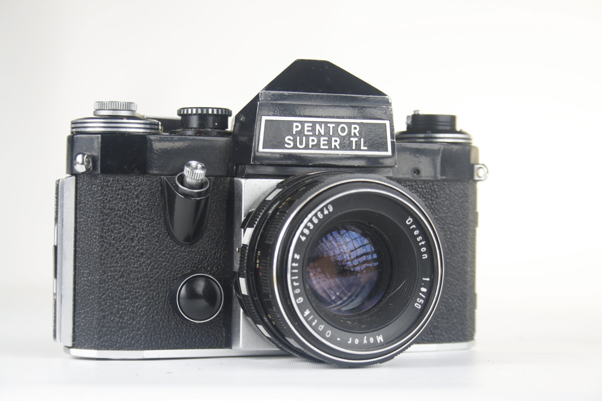 Praktica (Pentor Super TL speciale Nederlandse versie) 35mm SLR camera. 1968-1976. Japan.