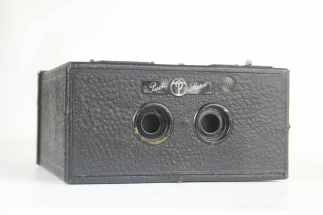 Stereo Puck. Stereo box camera. 120 film. Ca.1930. Engeland.