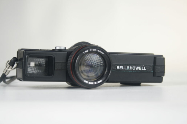 Bell en Howell Pocket Star Z. 110 film compact camera. Ca. 1980. USA.