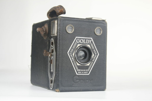 Goldy (zwart). 620 film box camera. Ca.1950. Frankrijk.