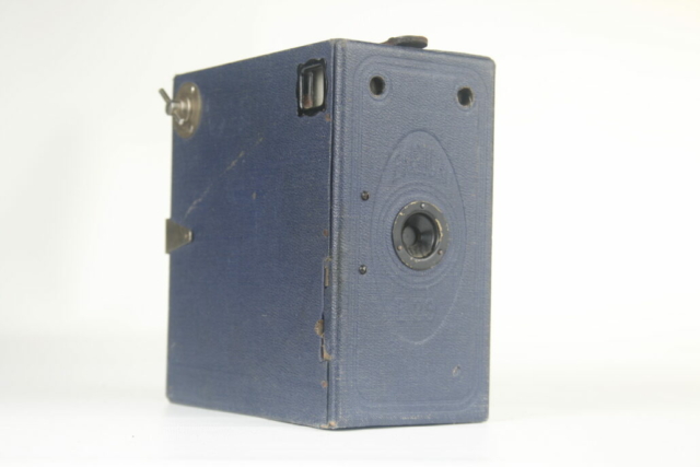 Ensign E29 box camera. E29 filmrol . Ca.1930. Engeland.
