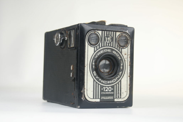 Vredeborch Vrede box Syncrona. 120 film box camera. Ca.1950-1953. Duitsland.