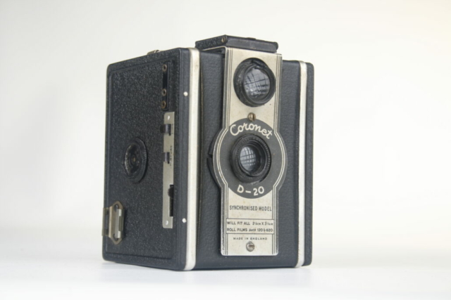 Coronet D-20 Box. 120 film & 620 film box camera. Ca. 1955. Engeland.