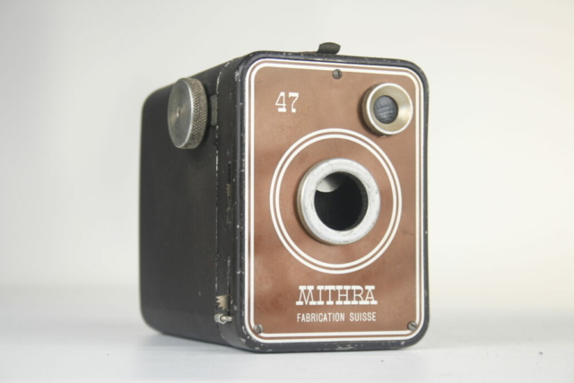 Mithra 47. Metalen box camera. 120 film. 1947. Zwitserland.
