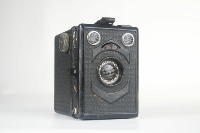 Lumiere Scoutbox. 120 film box camera. 1934. Frankrijk.