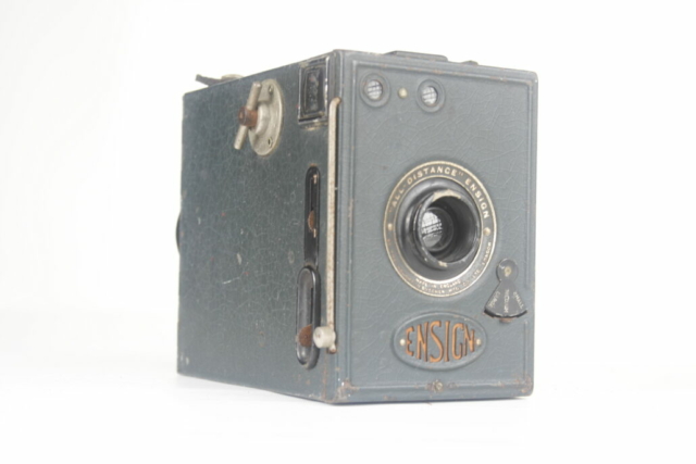 Ensign All distance . Zwart. 120 film box camera. Ca.1930. Engeland.