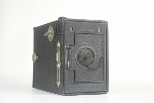 Ensign 2 1/4 B box camera. Ca.1912-1920. Engeland.