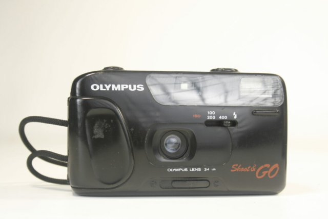 Olympus Shoot en Go. Compact camera. 35mm film. 1993. China