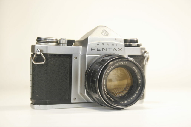 Pentax (Asahi) SV. (Honeywell Pentax H3v USA) 35mm. SLR camera. 1962. Japan.