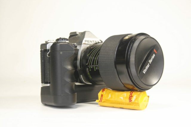 Pentax ME. 35mm met Batterypack. SLR camera. 1977. Japan